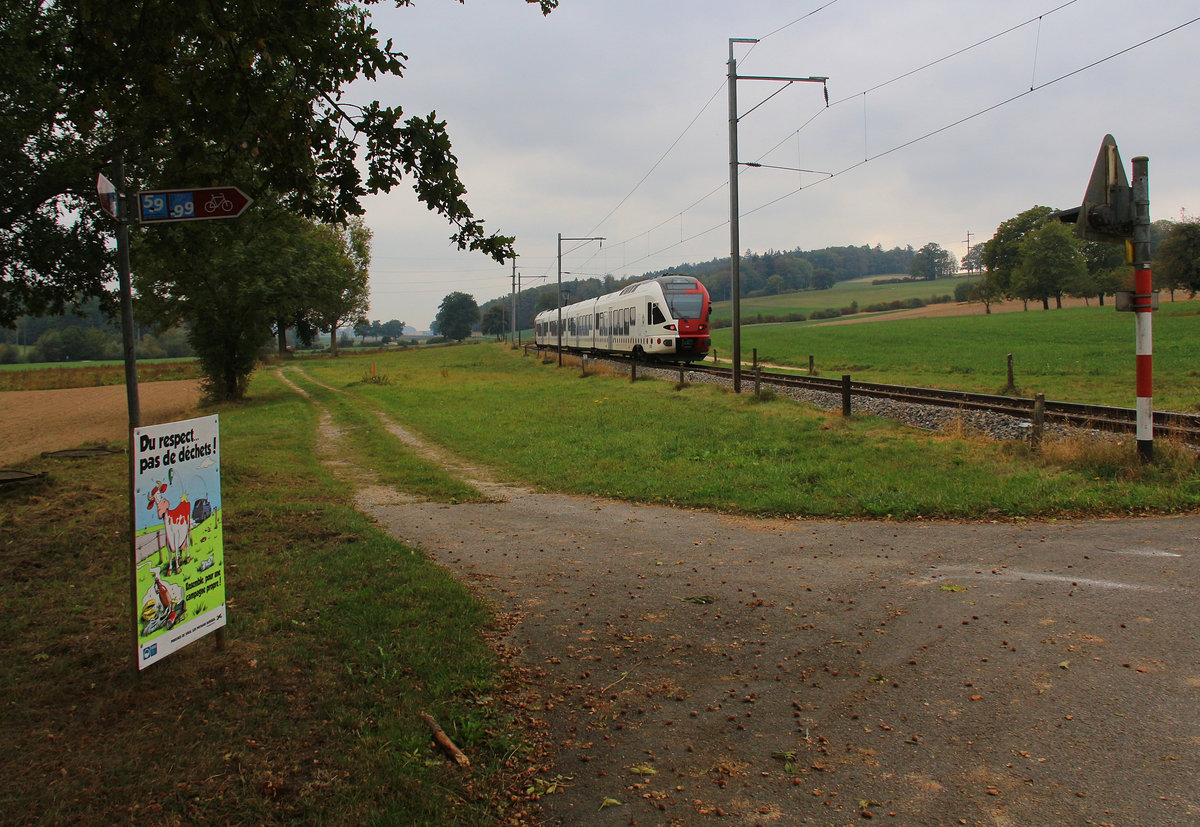 Freiburger Bahnen - Zug 191 bei Cressier. Die Tafel besagt  Seien Sie respektvoll (rücksichtsvoll) - Keine Abfälle! . 8.Oktober 2018 