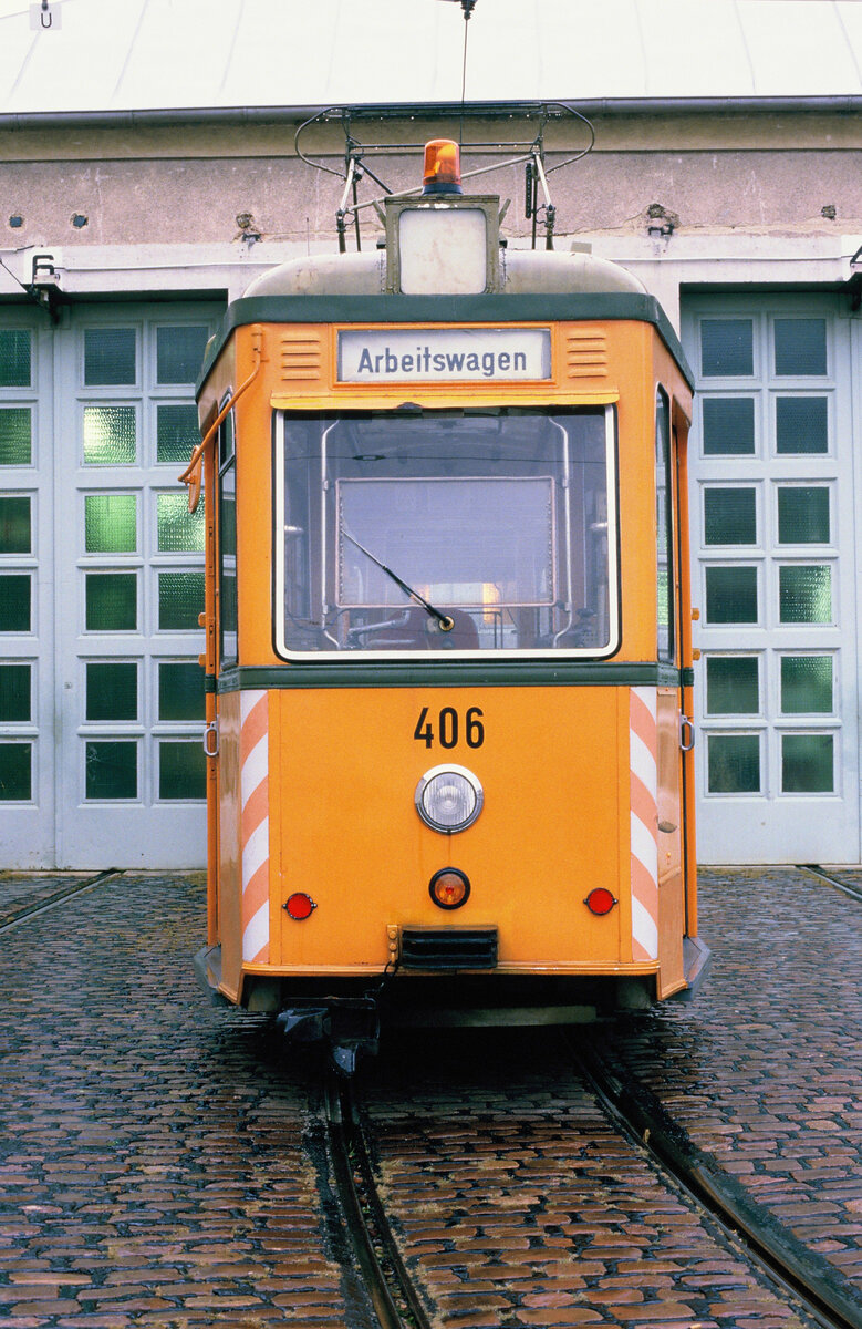 Freiburger Straßenbahn, ATW 406 von 1951. Der Wagen ist nun (2024) im Bergischen Straßenbahnmuseum untergebracht.
Datum: 29.10.1986