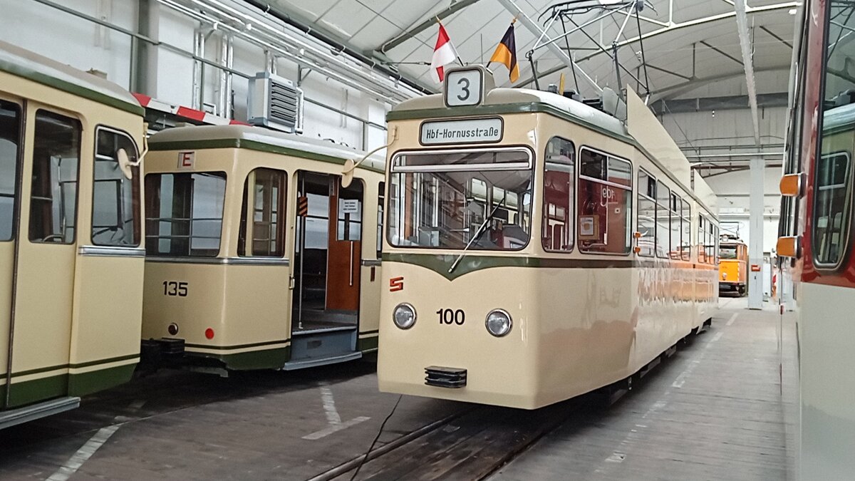 Freiburger Stra�enbahn TW 100 GT4 Sputnik am 26.9.26 im historischen Depot 