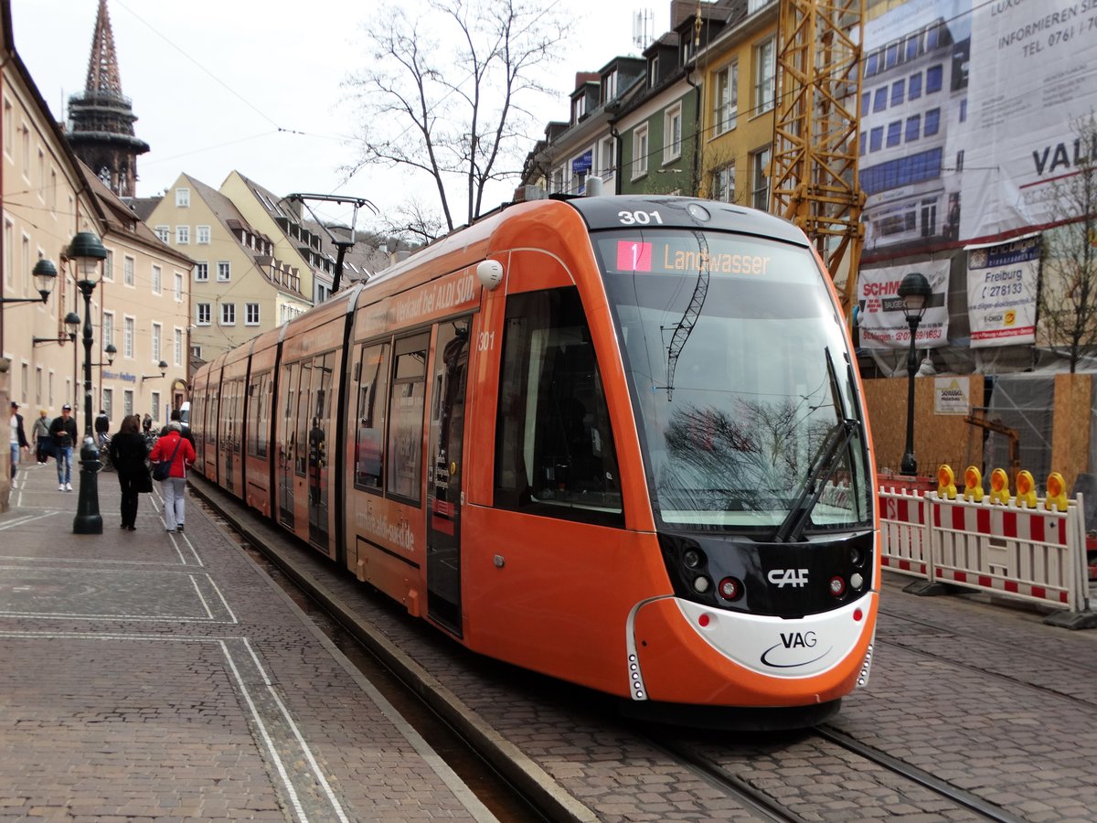 Freiburger VAG CAF Urbos Wagen 301 (Aldi Süd Vollwerbung) am 21.03.17 in der Innenstadt