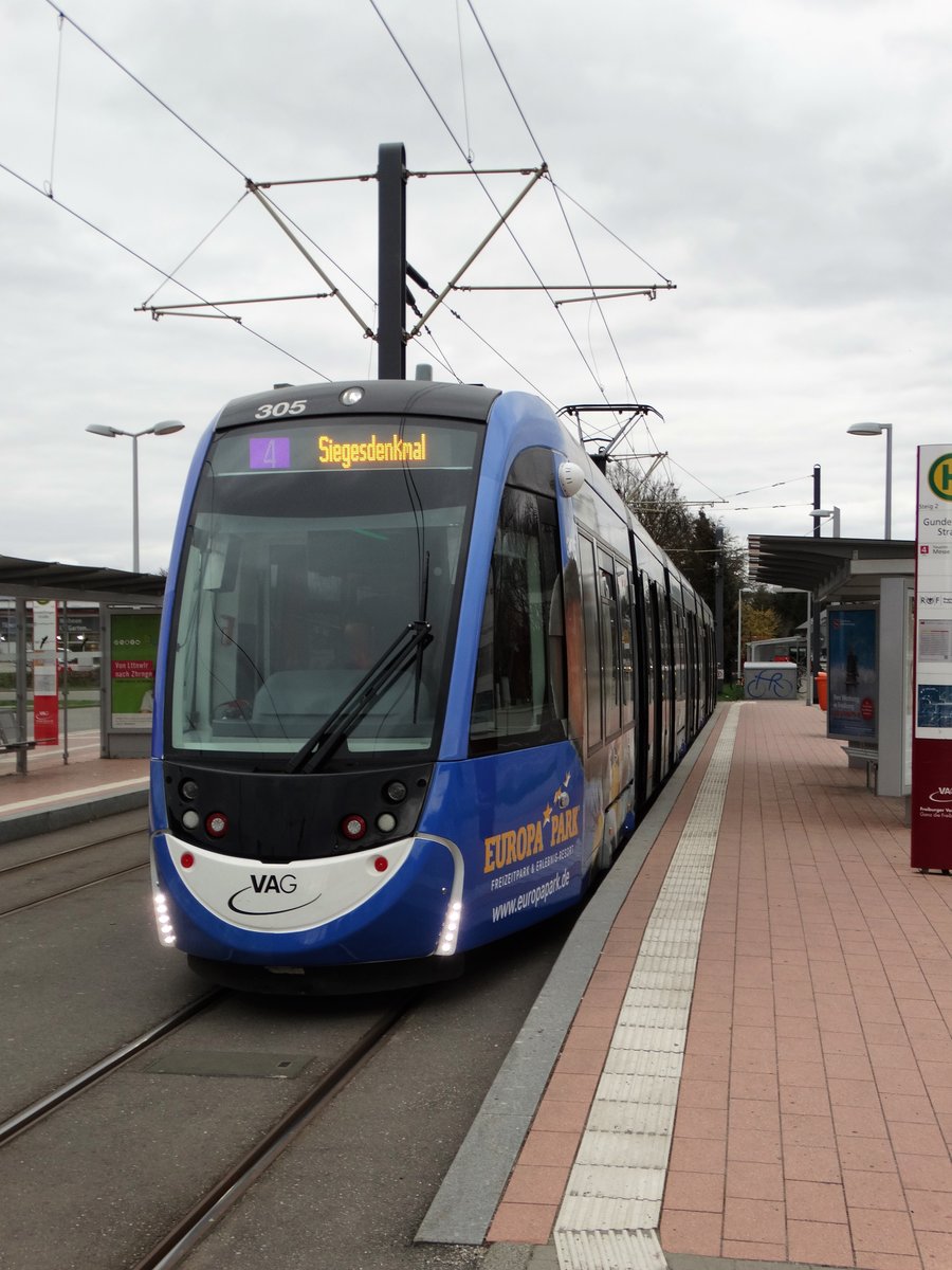 Freiburger VAG CAF Urbos Wagen 305 (Europa Park Vollwerbung) am 21.03.17 in Zähringen