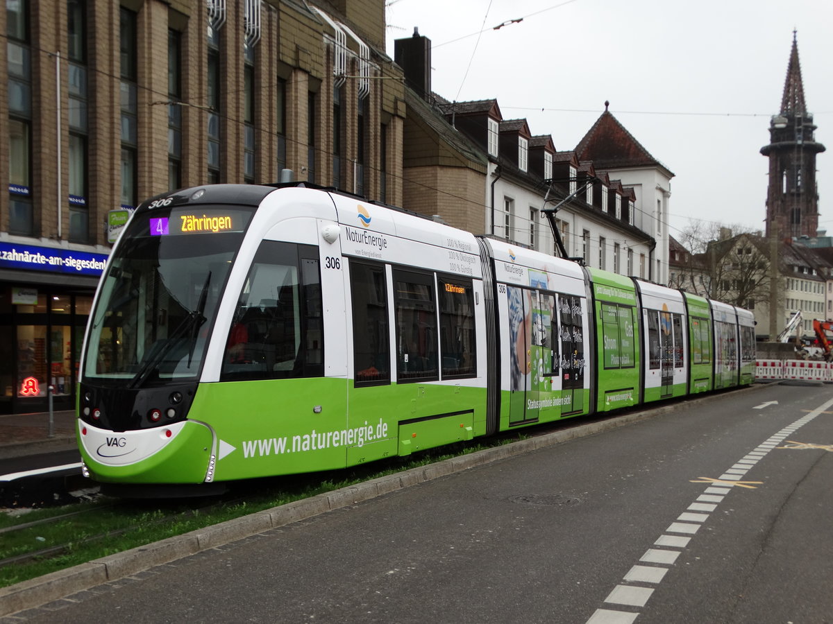 Freiburger VAG CAF Urbos Wagen 306 (Naturenergie Vollwerbung) am 21.03.17 in der Innenstadt