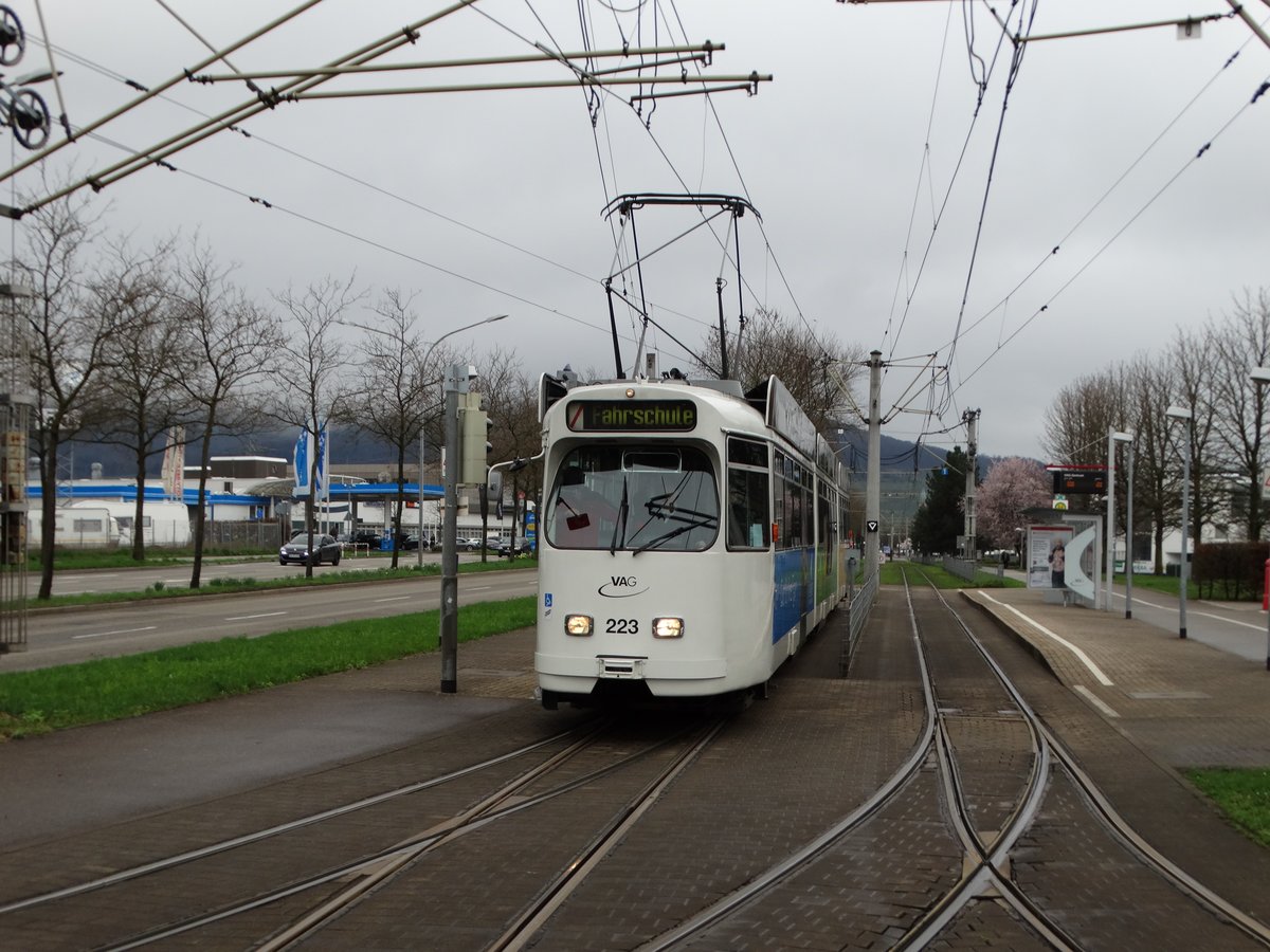 Freiburger VAG Düwag GT8K Wagen 223 am 22.03.17 in Haid von einer Verkehrsinsel aus fotografiert