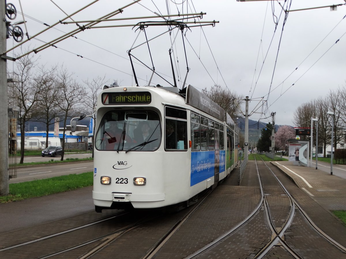 Freiburger VAG Düwag GT8K Wagen 223 am 22.03.17 in Haid von einer Verkehrsinsel aus fotografiert
