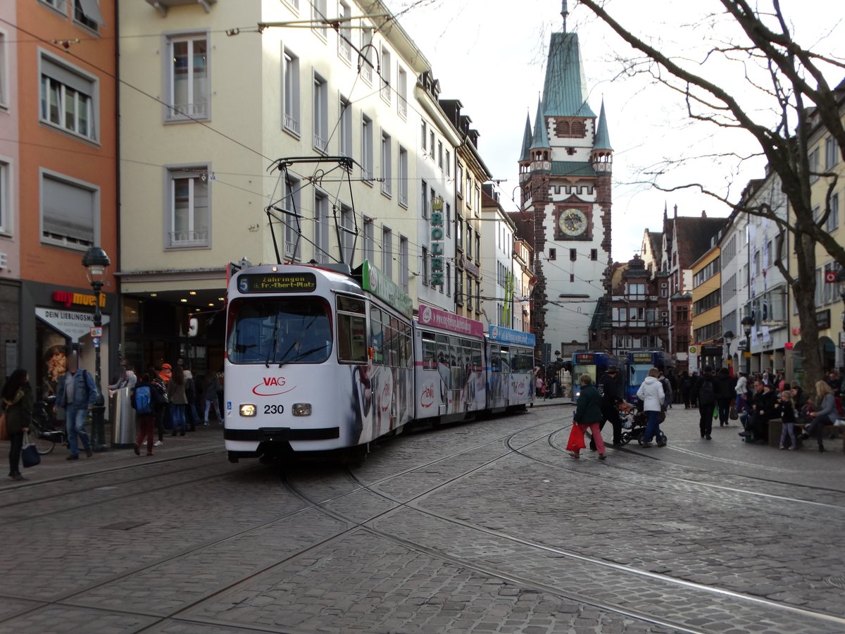Freiburger VAG Düwag GT8N Wagen 230 (Azubi Vollwerbung) am 20.03.17 in der Innenstadt