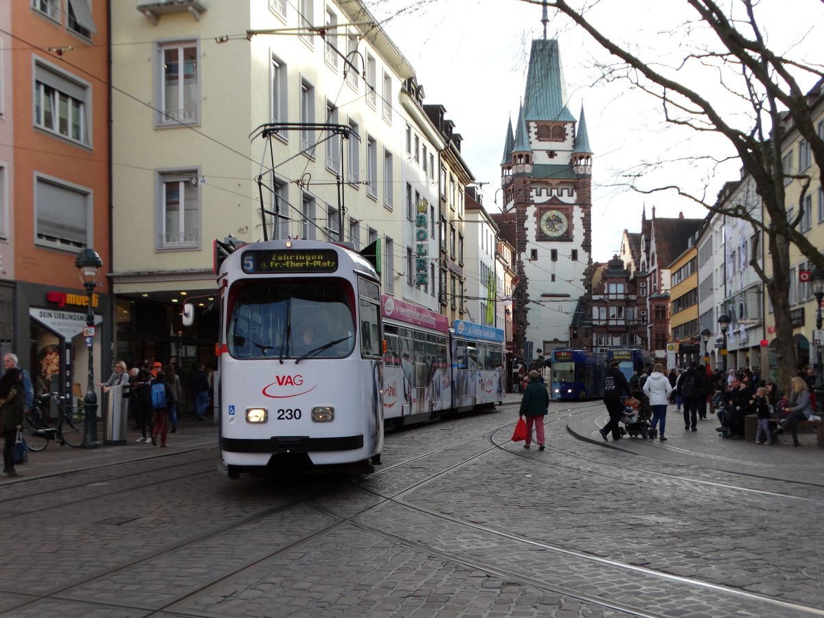 Freiburger VAG Düwag GT8N Wagen 230 (Azubi Vollwerbung) am 20.03.17 in der Innenstadt