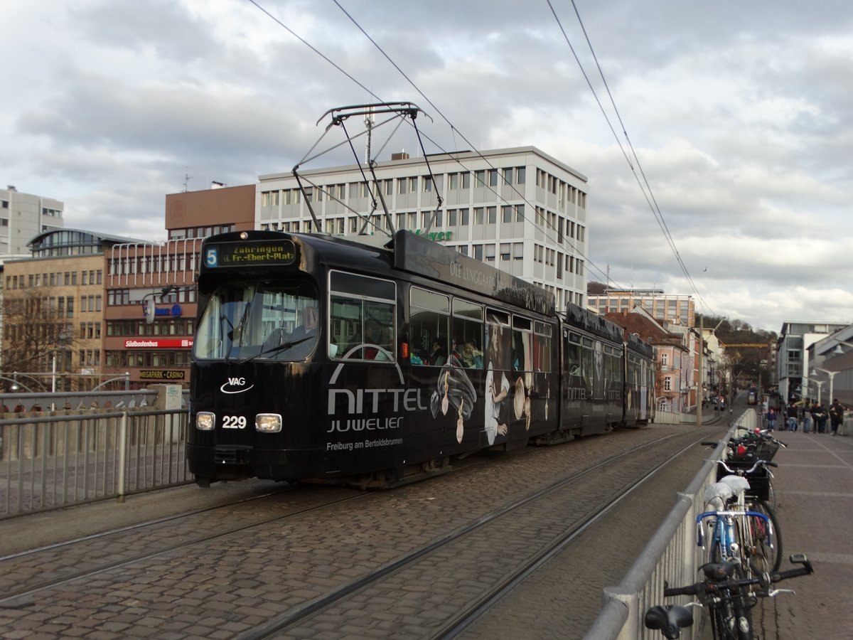 Freiburger VAG Düwag GT8N Wagen 229 am 20.03.17 am Hbf
