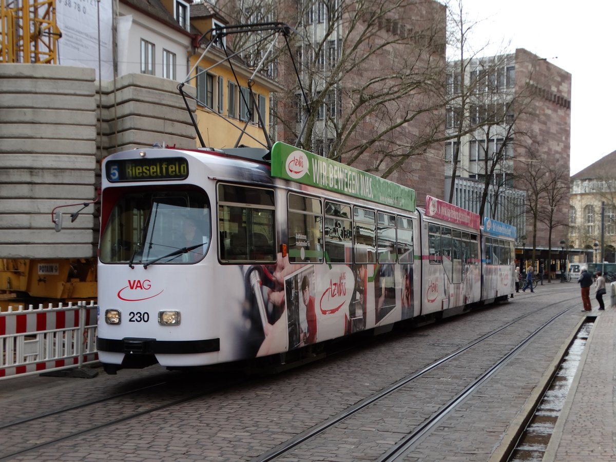 Freiburger VAG Düwag GT8N Wagen 230 (Azubi Vollwerbung) am 21.03.17 in der Innenstadt