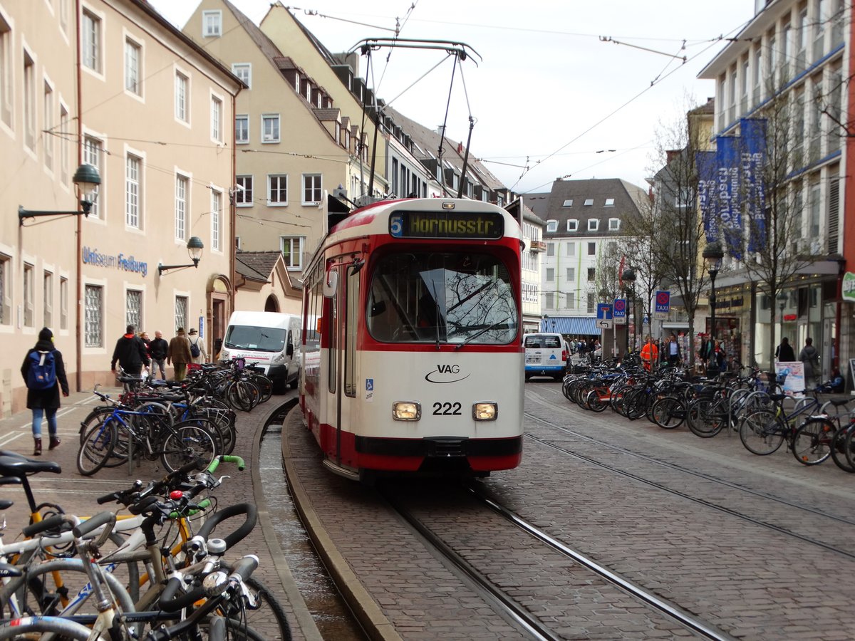 Freiburger VAG Düwag GT8N Wagen 222 am 21.03.17 in der Innenstadt