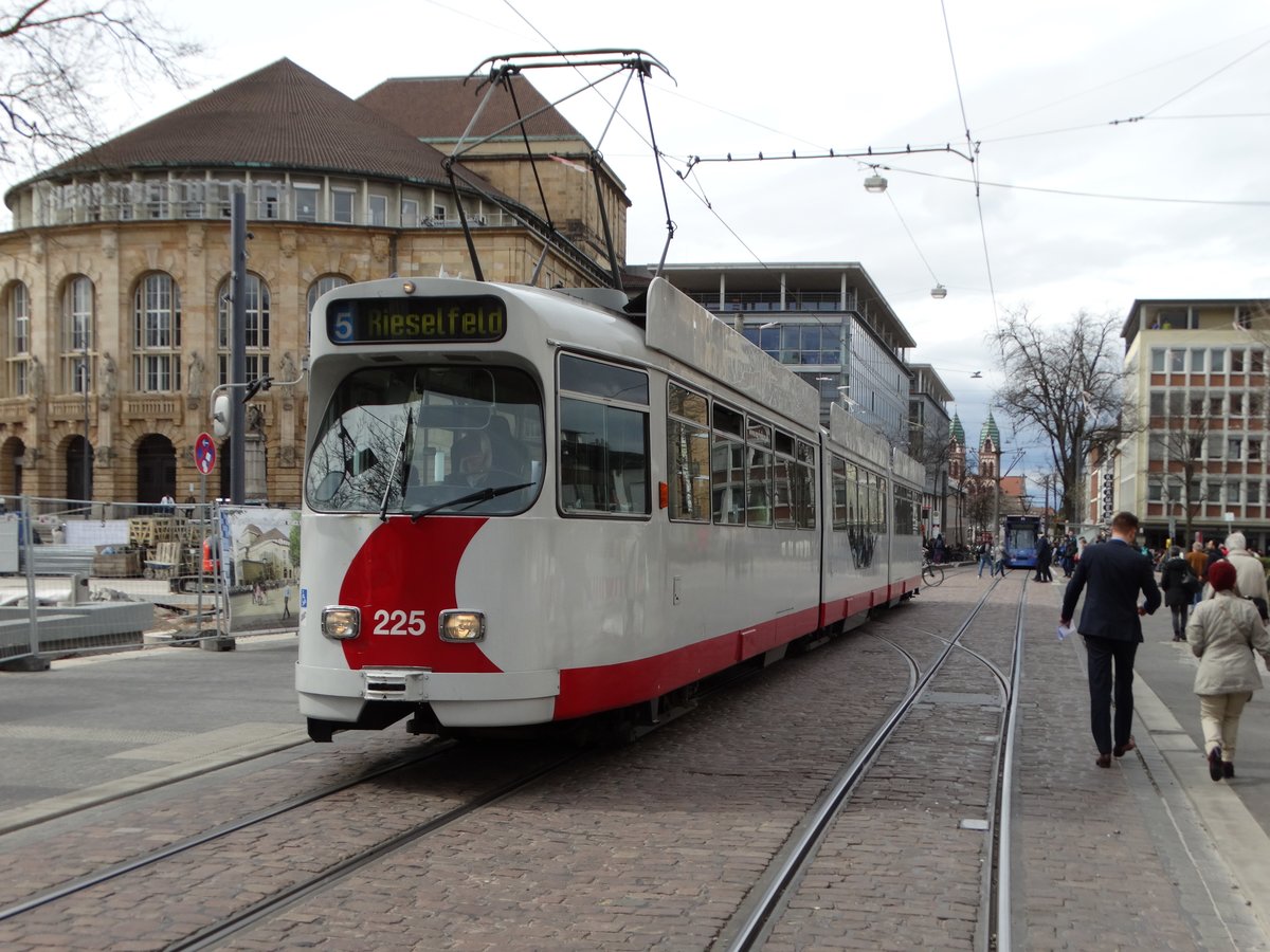 Freiburger VAG Düwag GT8N Wagen 225 am 21.03.17 in der Innenstadt