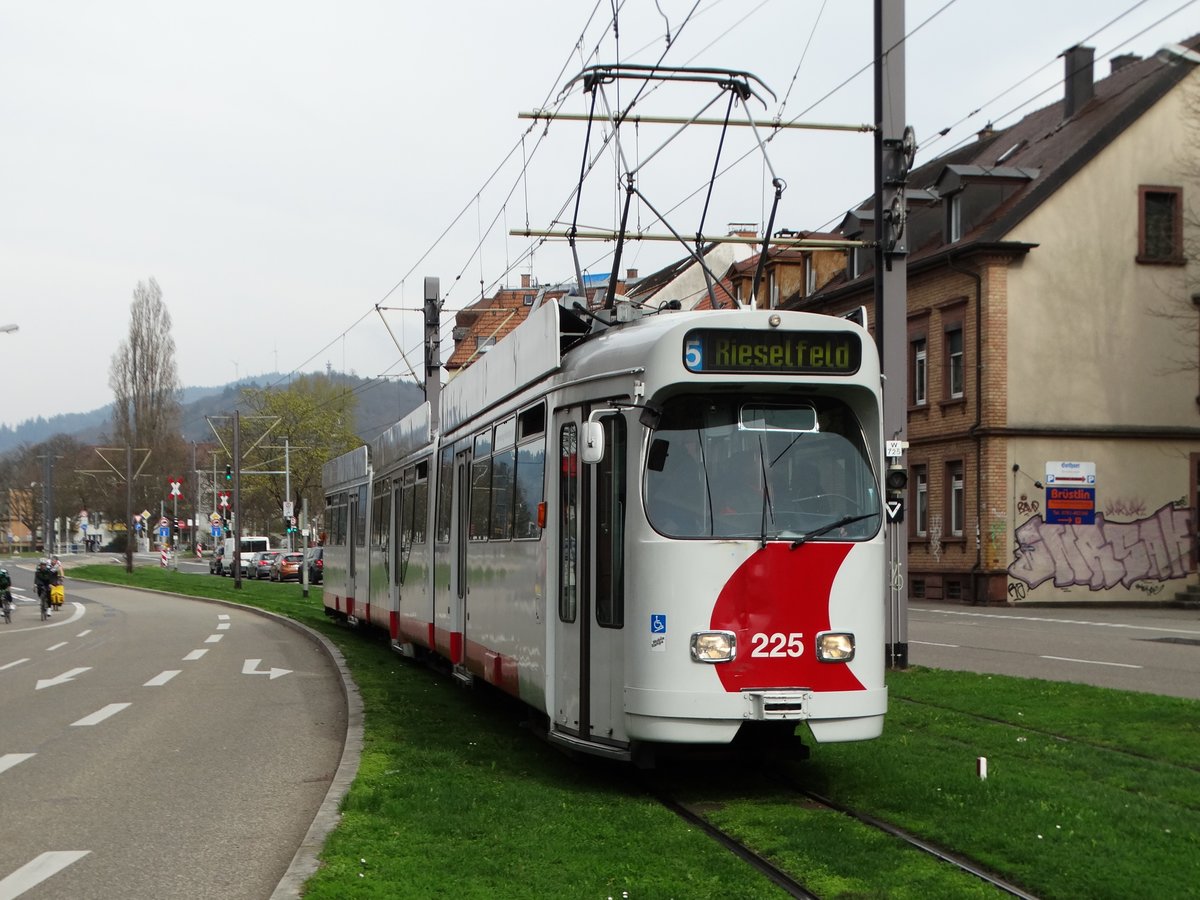 Freiburger VAG Düwag GT8N Wagen 225 am 24.03.17 in Neubaugebiet von einen Gehweg aus fotografiert