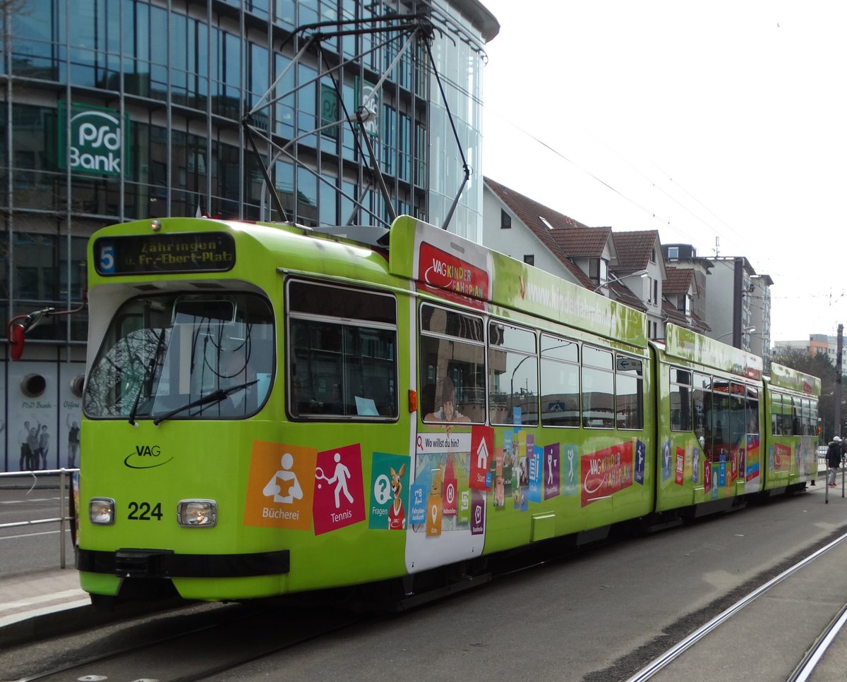 Freiburger VAG Düwag GT8N Wagen 224 am 24.03.17 in Neubaugebiet von einen Gehweg aus fotografiert
