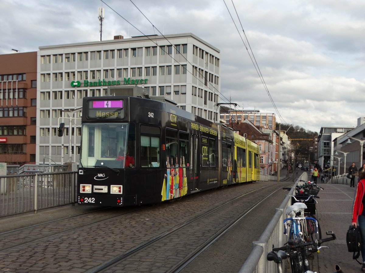Freiburger VAG Düwag GT8Z 242 (modernisiert) am 20.03.17 am Hbf