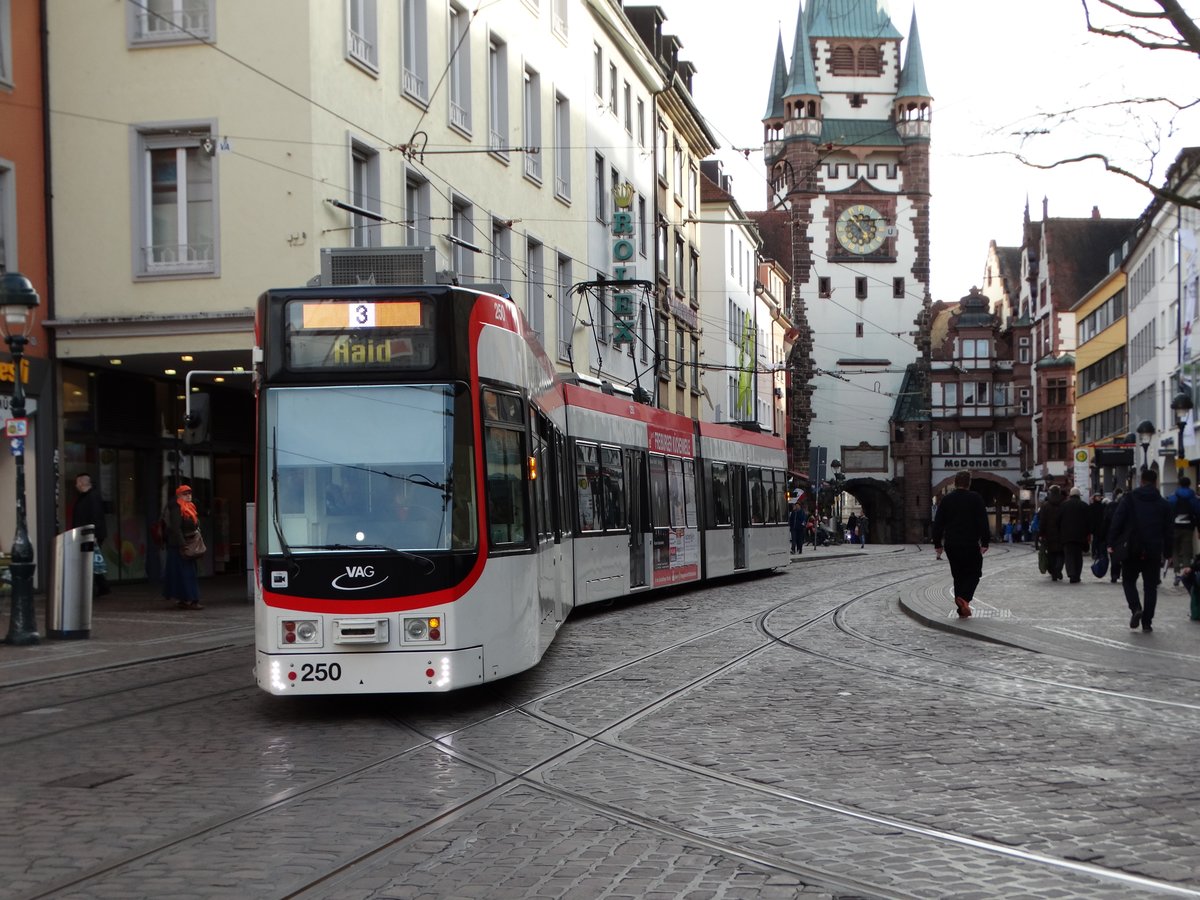 Freiburger VAG Düwag GT8Z 250 (modernisiert) am 20.03.17 in der Innenstadt