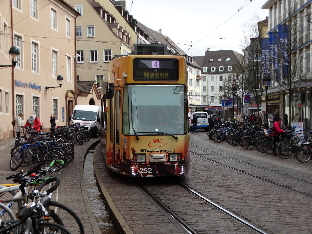 Freiburger VAG Düwag GT8Z 252 (modernisiert) am 21.03.17 in der Innenstadt