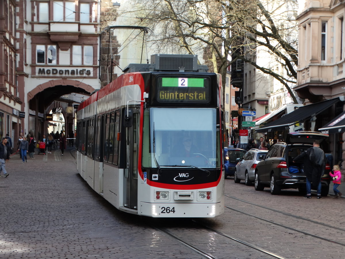 Freiburger VAG Düwag GT8Z 264 (modernisiert) am 20.03.17 in der Innenstadt