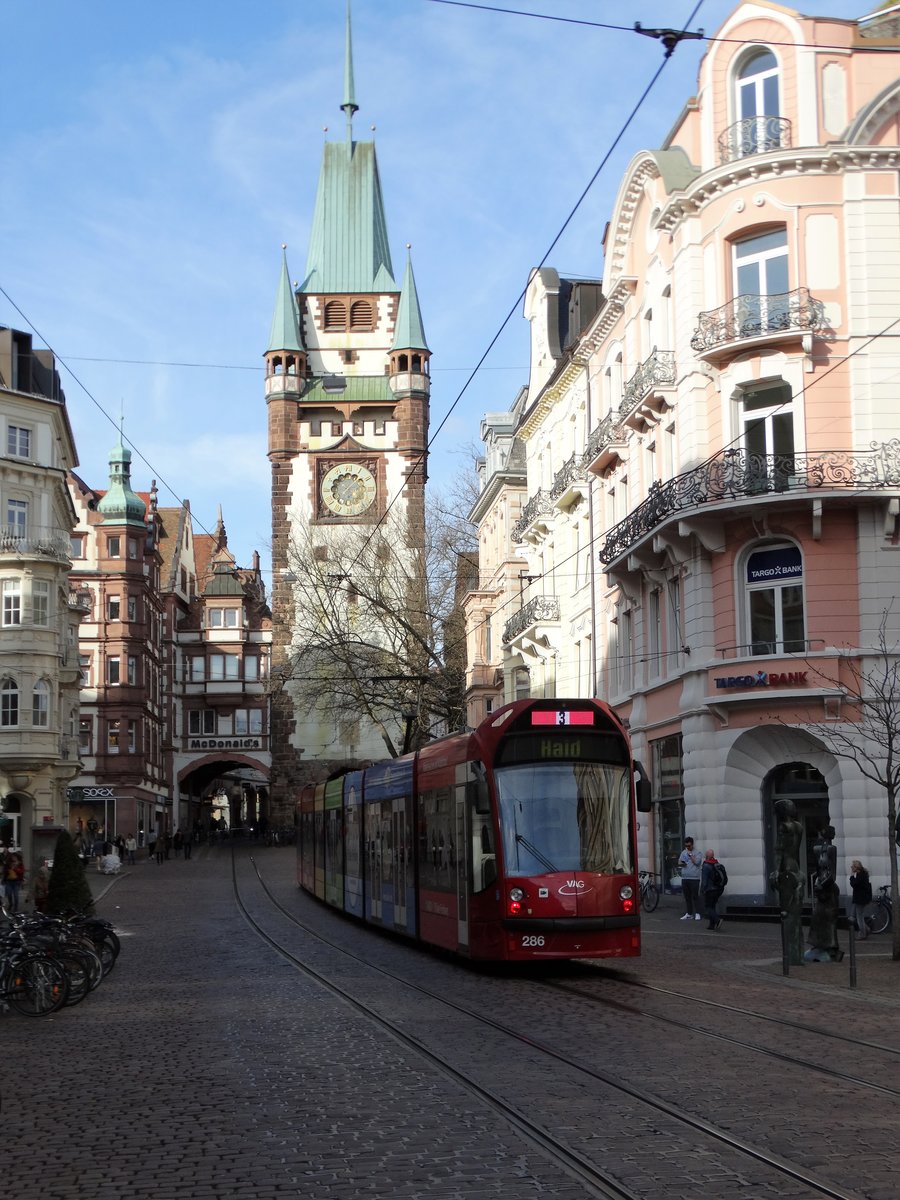 Freiburger VAG Siemens Combino Advanced 286 am 20.03.17 in der Innenstadt