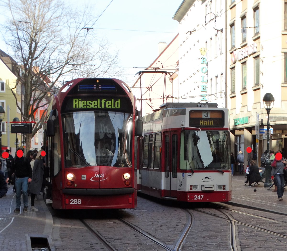 Freiburger VAG Siemens Combino Advanced 288 und Düwag GT8Z 247 am 20.03.17 in der Innenstadt
