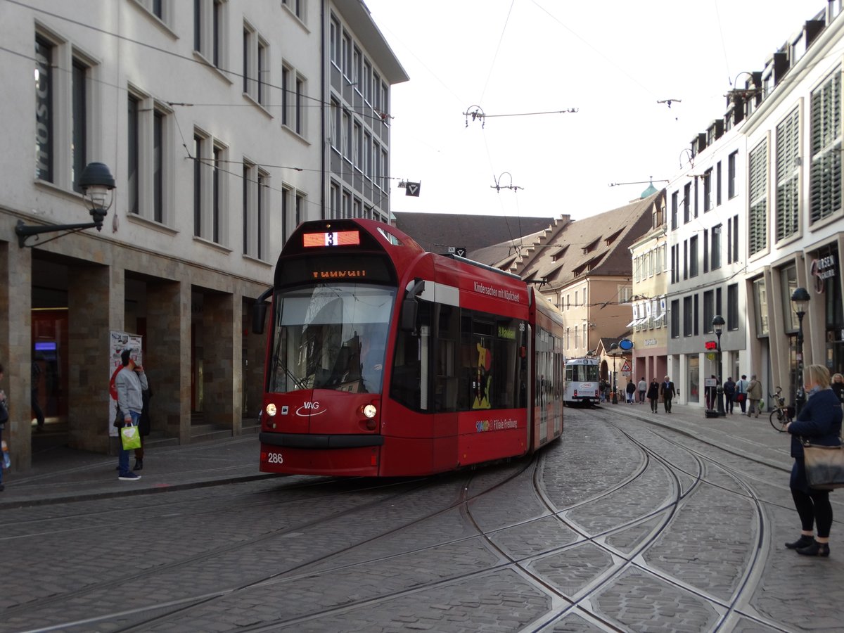 Freiburger VAG Siemens Combino Advanced 286 am 20.03.17 in der Innenstadt