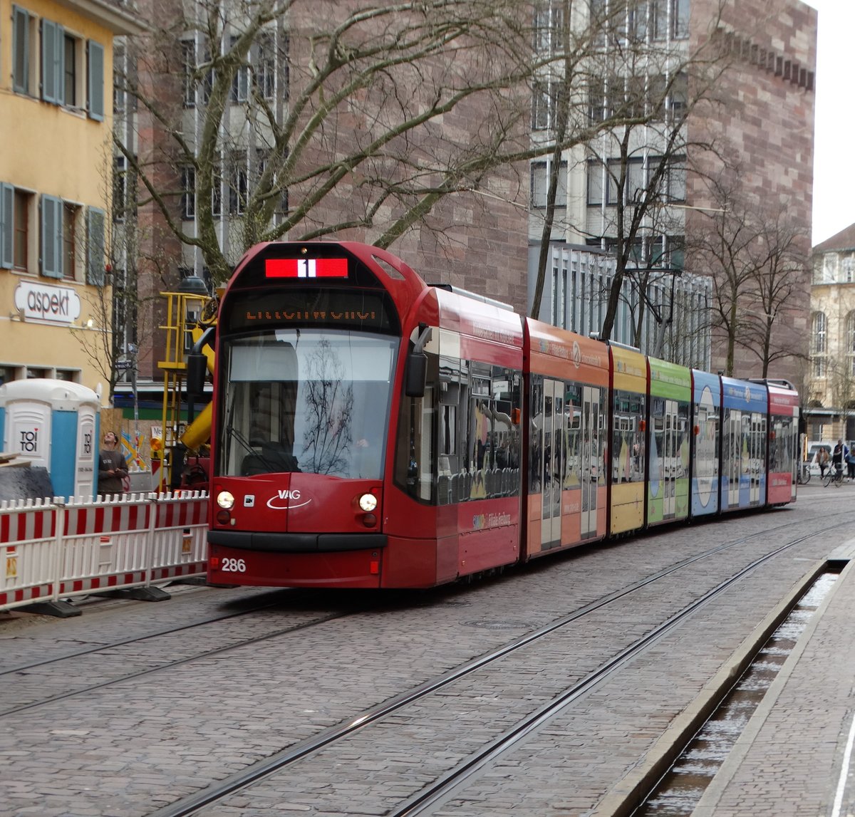 Freiburger VAG Siemens Combino Advanced 286 am 21.03.17 in der Innenstadt