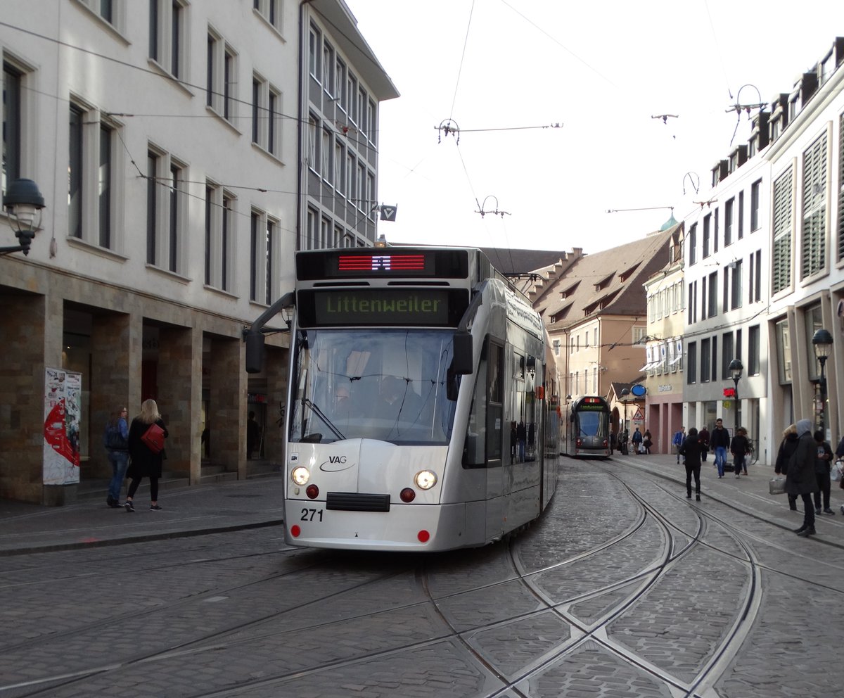Freiburger VAG Siemens Combino Basic 271 am 20.03.17 in der Altstadt
