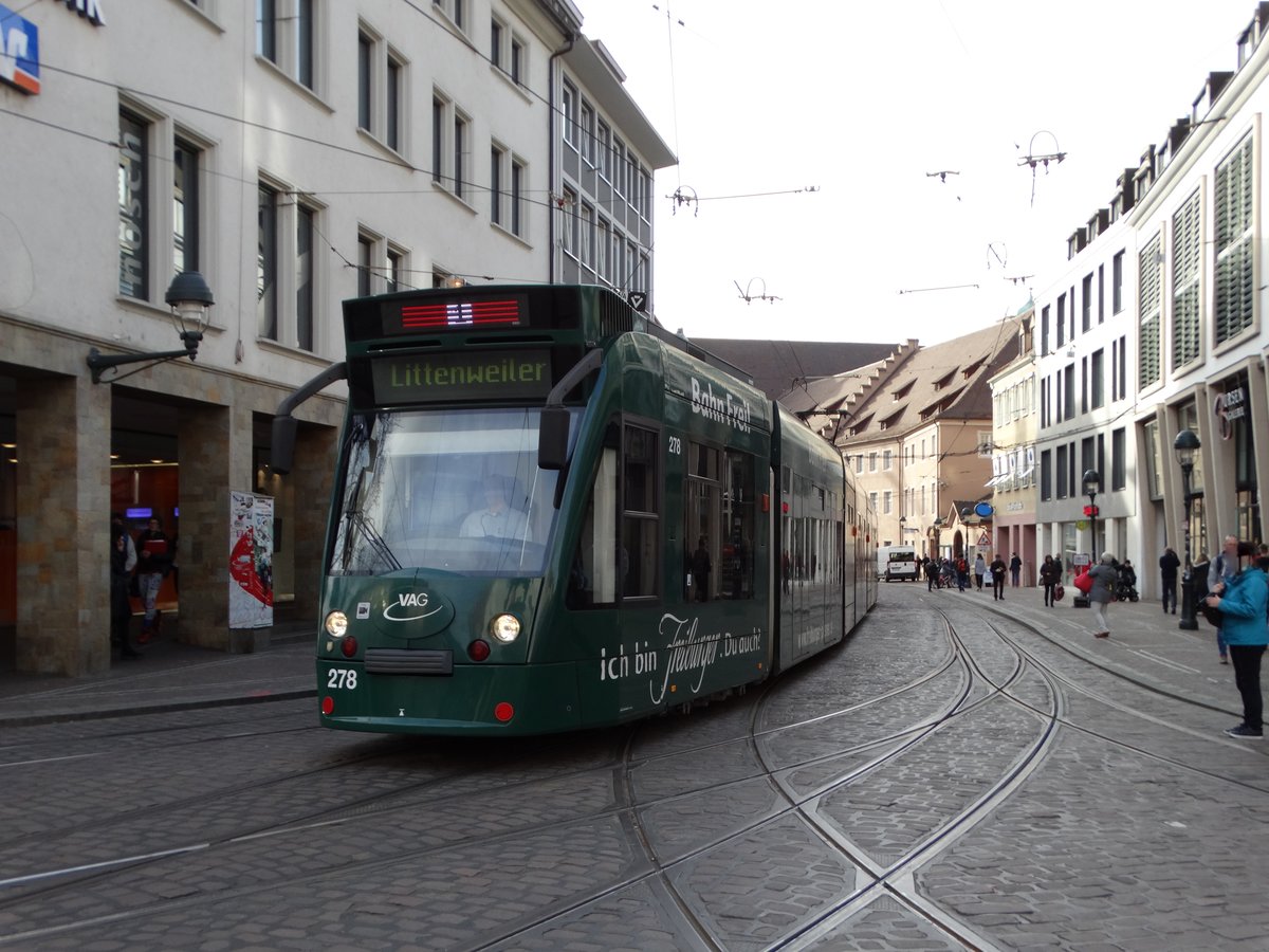 Freiburger VAG Siemens Combino Basic 278 (Freiburger Pilsner Vollwerbung) am 20.03.17 in der Altstadt