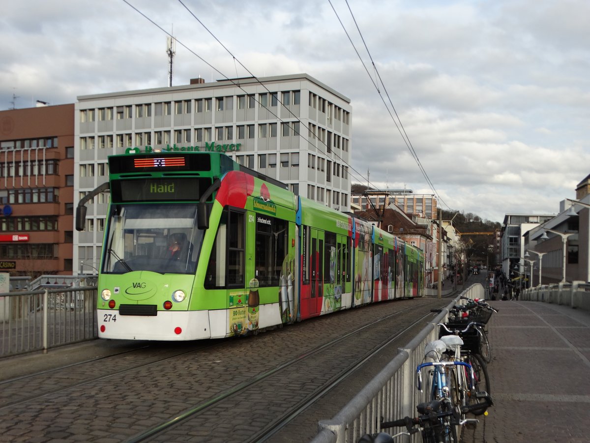 Freiburger VAG Siemens Combino Basic 274 (Schwarzwaldmilch Vollwerbung) am 20.03.17 am Hbf 