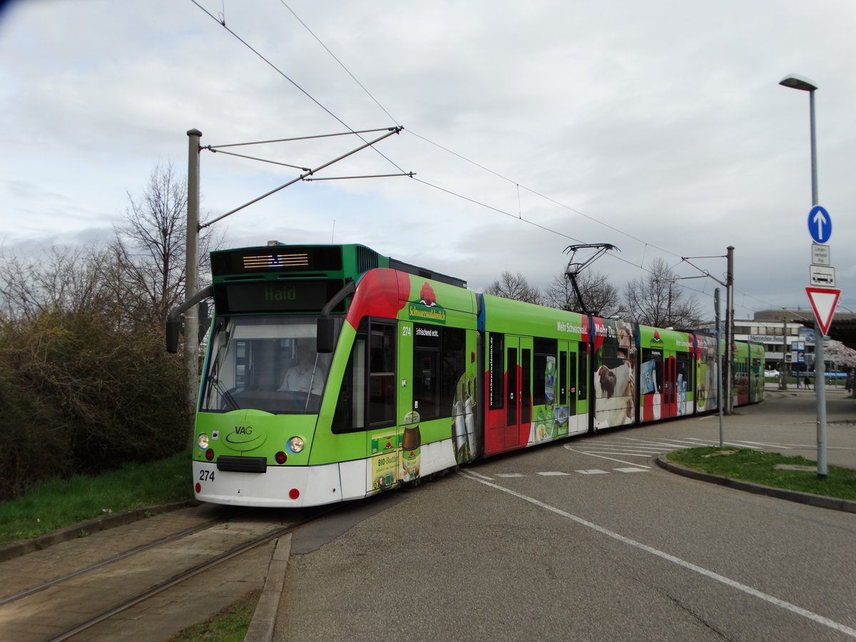 Freiburger VAG Siemens Combino Basic 274 (Schwarzwaldmilch Vollwerbung) am 21.03.17 in Haid