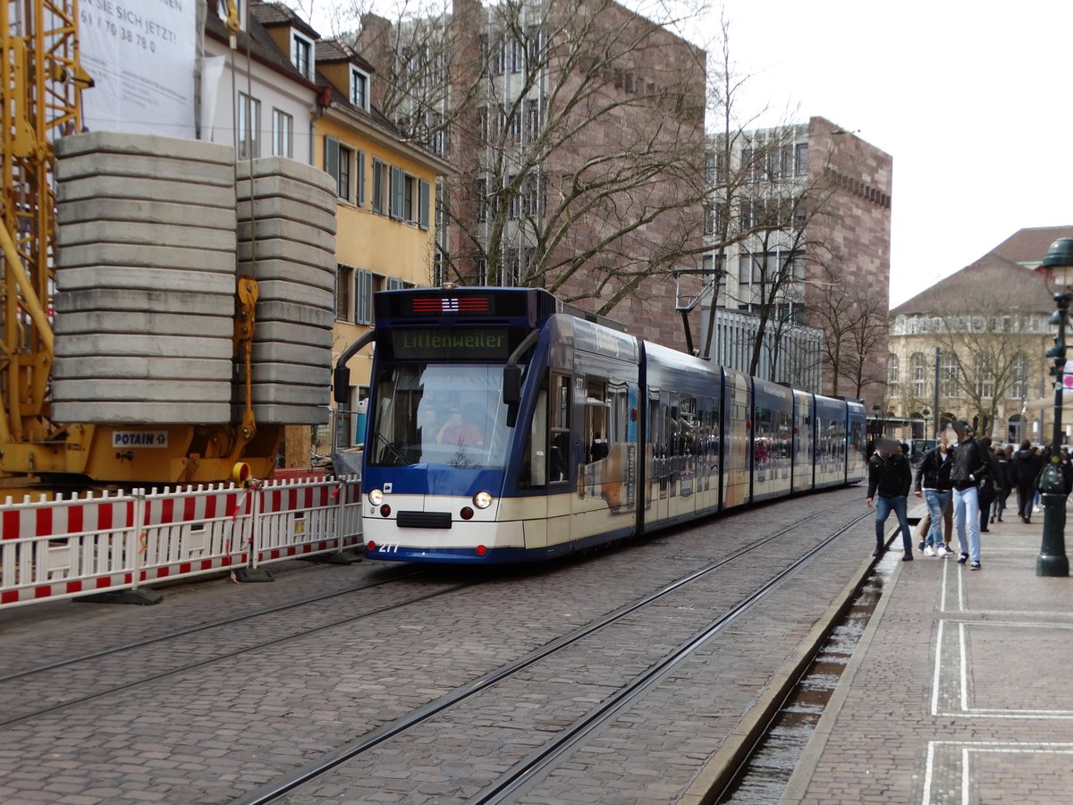 Freiburger VAG Siemens Combino Basic 277 am 21.03.17 in der Innenstadt