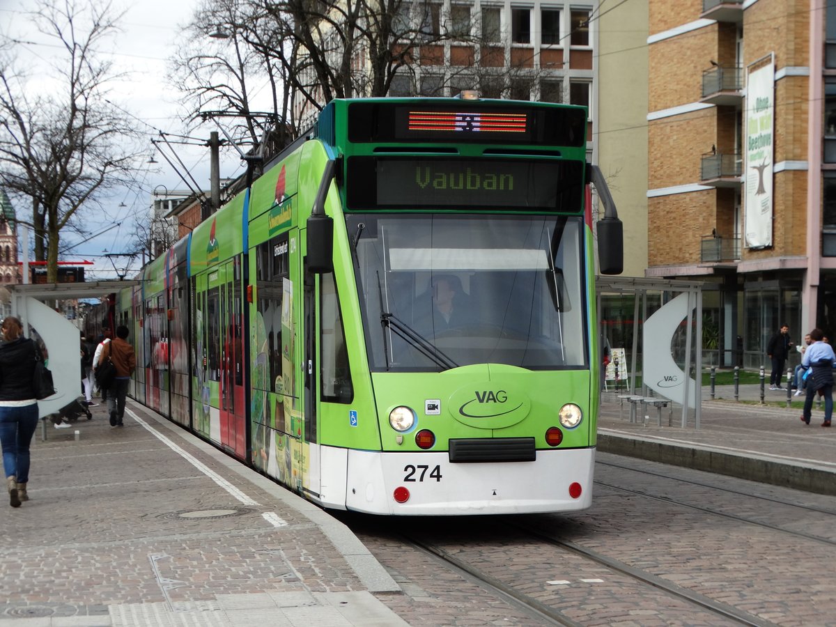 Freiburger VAG Siemens Combino Basic 274 (Schwarzwaldmilch Vollwerbung) am 21.03.17 in der Innenstadt