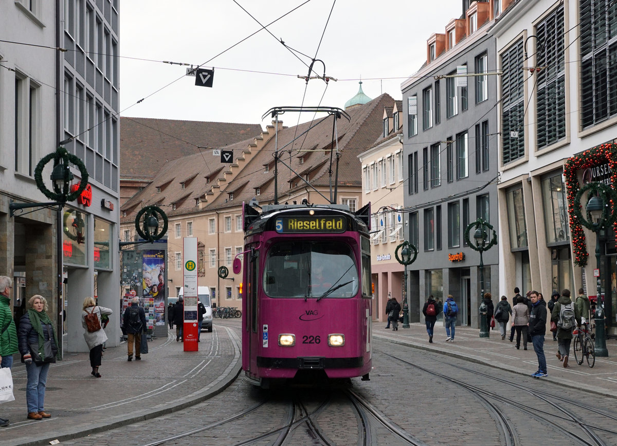 Freiburger Verkehrs AG.
VAG: Noch immer sind die schönen alten Düwags GT8N unentbehrlich und jeden Tag im Einsatz auf den Tramlinien 3 und 5. Aufnahmen vom 14. Dezember 2014.
Foto: Walter Ruetsch