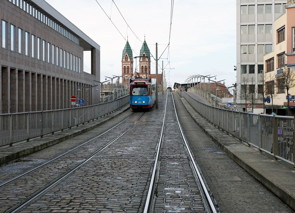 Freiburger Verkehrs AG.
VAG: Noch immer sind die schönen alten Düwags GT8N unentbehrlich und jeden Tag im Einsatz auf den Tramlinien 3 und 5. Aufnahmen vom 14. Dezember 2014.
Foto: Walter Ruetsch