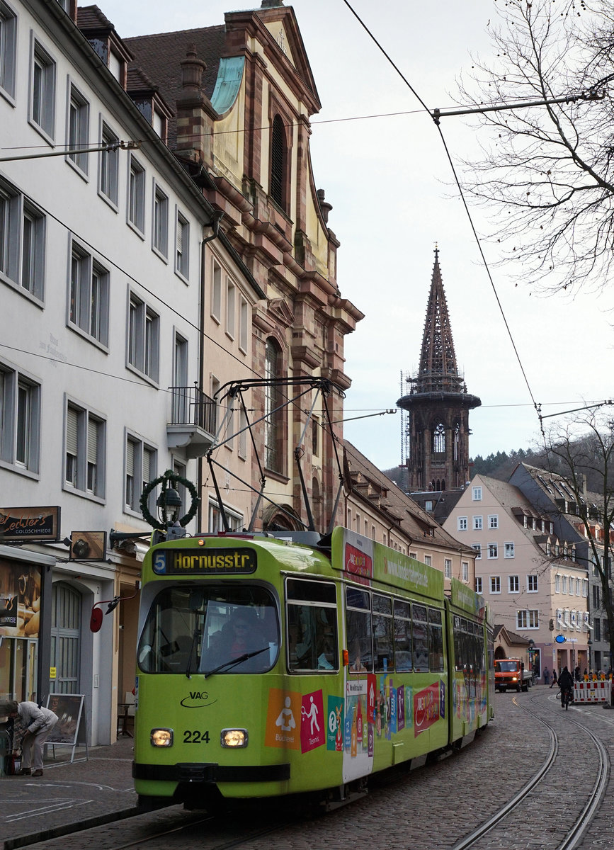 Freiburger Verkehrs AG.
VAG: Noch immer sind die schönen alten Düwags GT8N unentbehrlich und jeden Tag im Einsatz auf den Tramlinien 3 und 5. Aufnahmen vom 14. Dezember 2014.
Foto: Walter Ruetsch