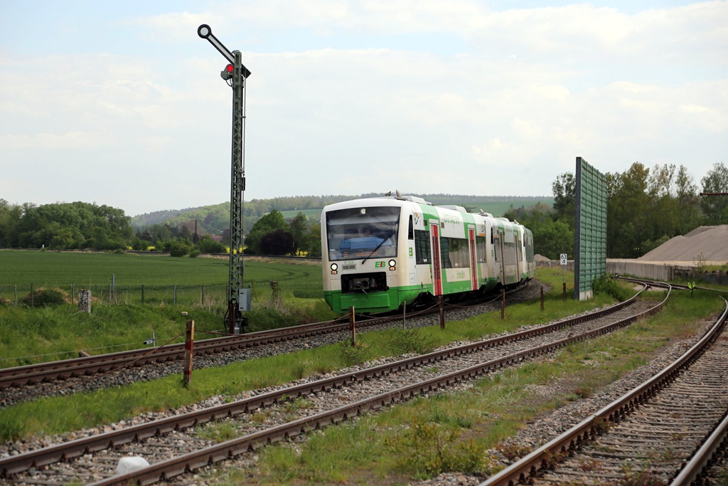 Freie Durchfahrt hat hier der dreiteilige Triebwagen der Erfurter Bahn bei der Vorbeifahrt an der Kies Verladeanlage in Caaschwitz. VT 650329 (vorn) kommt hier um 15.32 Uhr aus Bad Köstritz an.