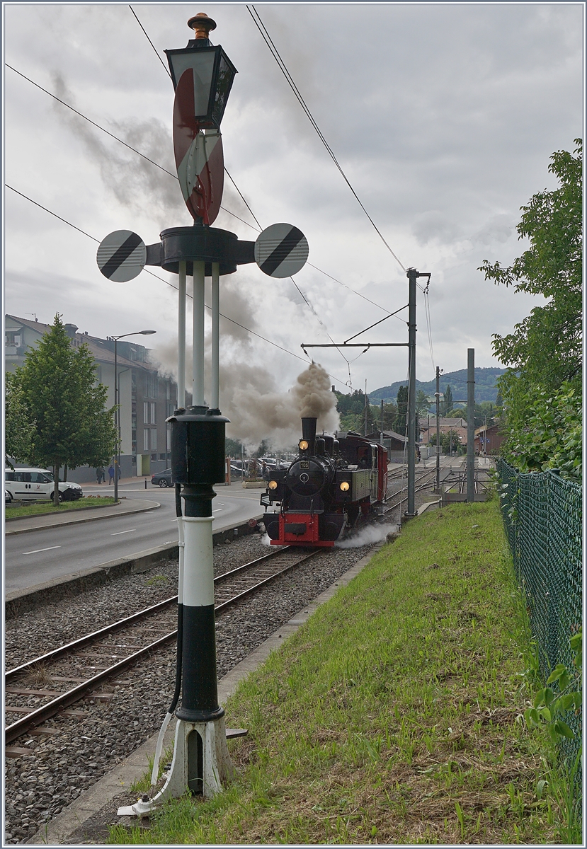 Freie Fahrt in die 52. Saison der Blonay-Chamby Bahn: Die G 2x 2/2 105 verlässt mit dem ersten Dampfzug dieser Saison Blonay in Richtung Chamby. 

13. Juni 2020