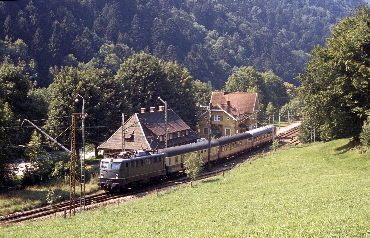 Freie Fahrt bergwärts für 139 310 mit ihrem Eilzug am 19.5.1979 in Posthalde.