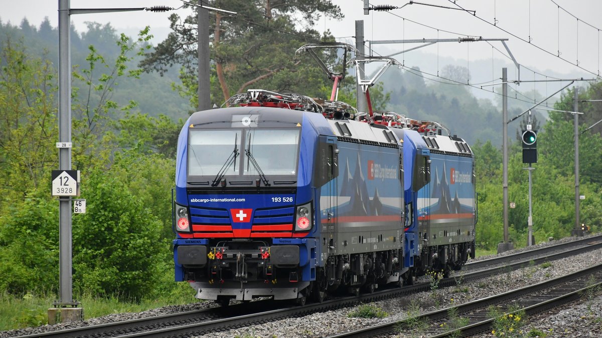 Freie Fahrt für 193 530  Po  und 193 526  Maas  als Lokzug bei der Durchfahrt in Hornussen AG (CH) mit Ziel Aarau am 05.05.2020.