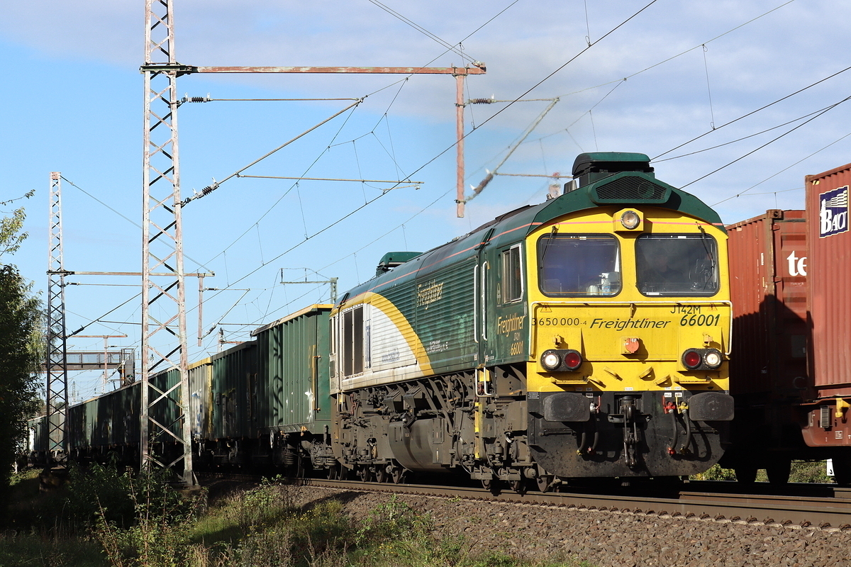 Freightliner 66001 (3650 000-4) kommt mit einem Kohle Leerzug am Fotopunkt in Dedensen-G�mmer vorbei 22.10.2026