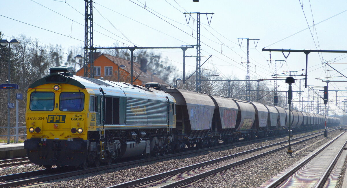  Freightliner PL Sp. z oo, Warszawa [PL] mit  66005  [NVR:  92 51 3650 004-6 PL-FPL ] und Getreidezug am 24.03.22 Durchfahrt Bf. Golm.