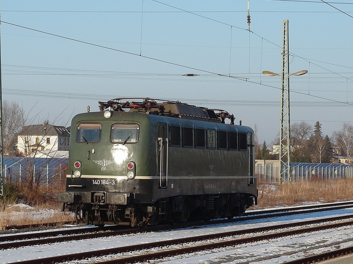 Freilich stört auch mich die große Reflexion des Sonnenlichtes, aber weil es von der 140 184 im Dienste der ELV bei bb bisher nur ein Foto gibt, wage ich das Veröffentlichen; Heidenau 27.01.2017