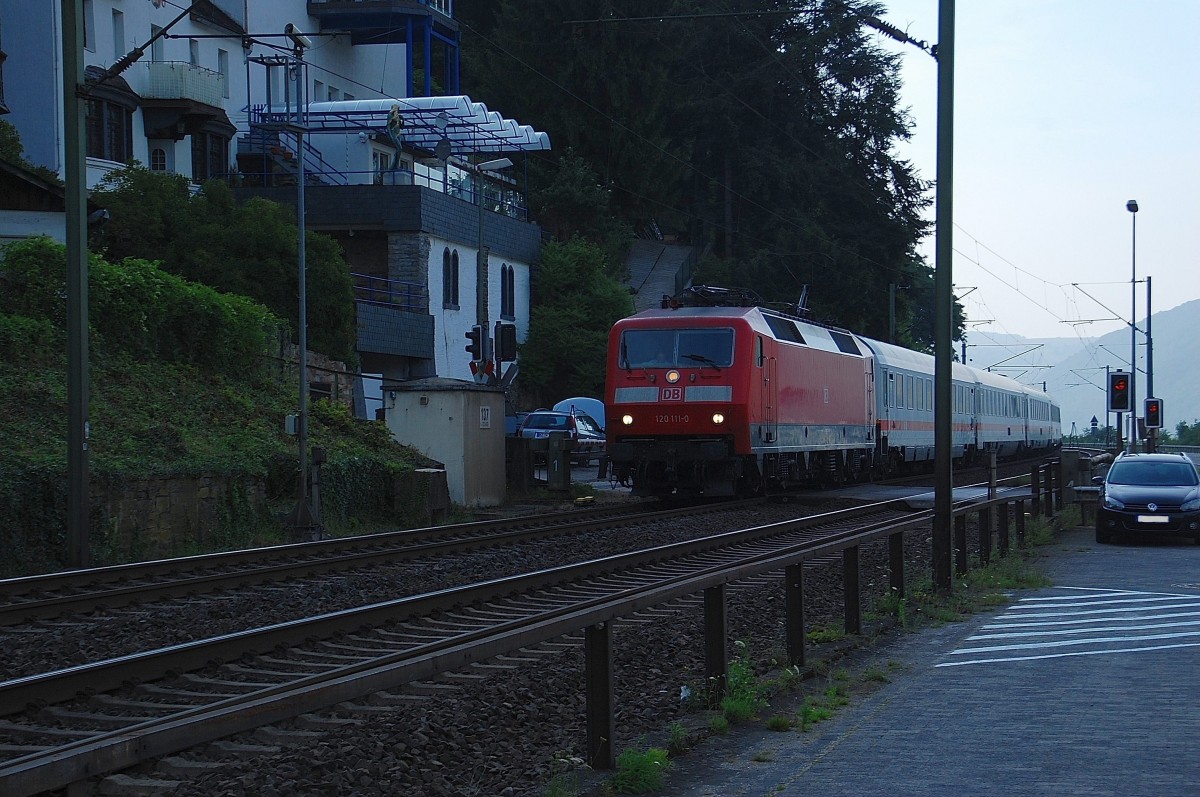 Freitag 11.7.2014, 120 111-0 mit einem IC linksrheinisch in Richtung Bingen unterwegs.