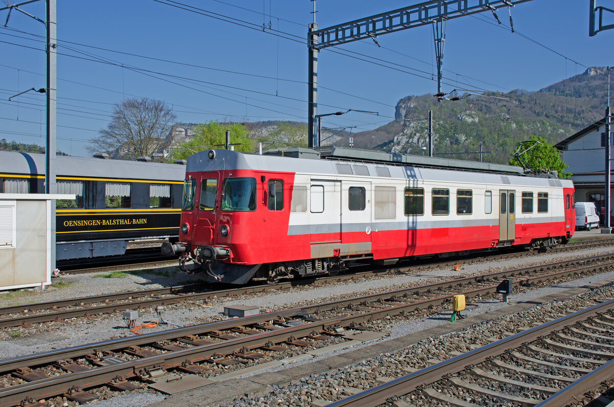 Freitag den 12.04.2024 um 10:57 Uhr in Oensingen. Im Bahnhof Oensingen auf Gleis 1 steht der RBDe 94 85 7567 174-8 CH-OeBBH. Es handelt sich hierbei um den ehemaligen TRAVYS (Transports Vallée de Joux–Yverdon-les-Bains–Ste-Croix) Triebwagen welcher zwischen Le Brassus – Le Day – (Vallorbe) bei der ehemaligen PBr verkehrte. Heute verkehrt er als 38346 von Oensingen nach Fleurier (NE) im Val-de-Travers. Am Montag den 15.04.2024 verkehrt er als 38353 wieder von Fleurier (NE) nach Oensingen zurück. Koordinaten GMS (Grad, Minuten, Sekunden): N 47° 17’ 3.7’’ O 7° 42’ 33.7’’
