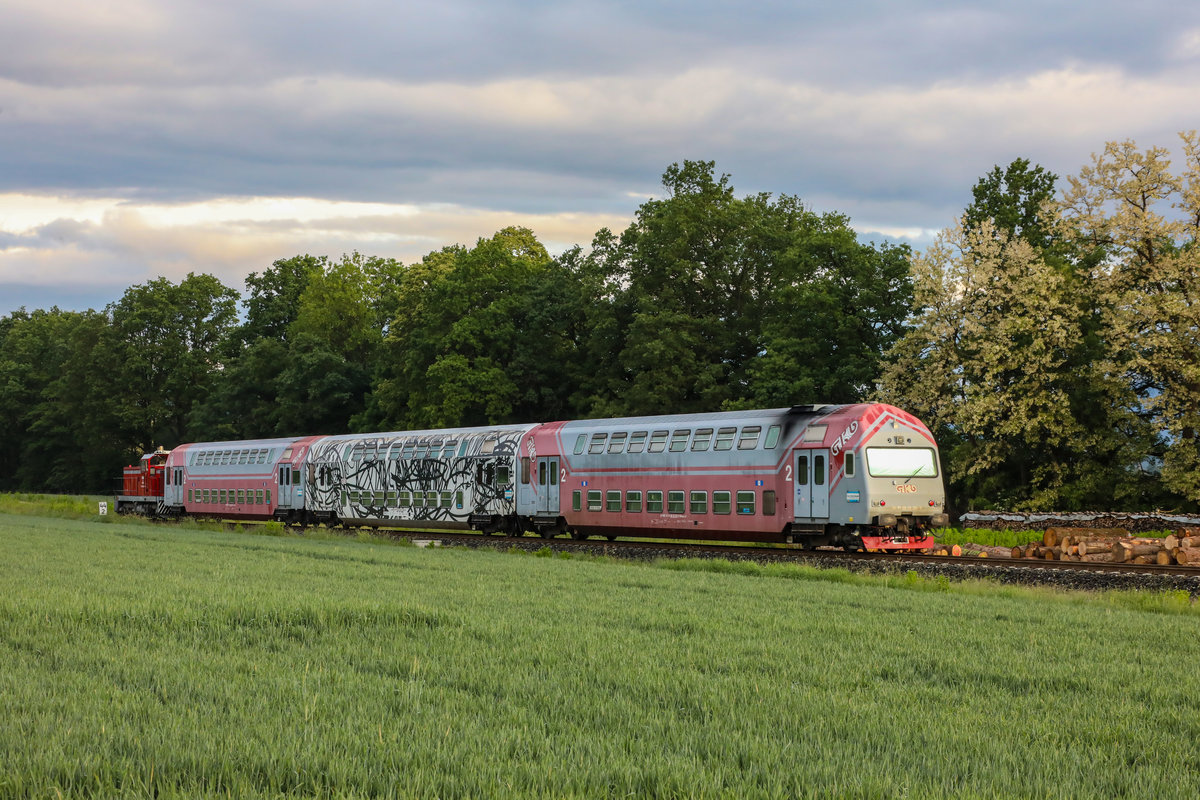 Freitag 18.05.2018 . 
Früh Morgens zieht eine 1500erter den Morgendlichen R8554 gen Graz. 
Hier bei Dietmannsdorf. 