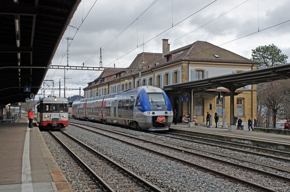 Freitag den 29.12.2023 um 12:09 Uhr in der politischen Gemeinde Le Locle (NE). Im Bahnhof Le Locle steht auf Gleis 1 ein dreiteiliger dieselelektrischer SNCF Triebzug welcher von La Chaux-de-Fonds (ab 12:00 Uhr) über Le Crêt-du-Locle – Le Locle (an 12:08 Uhr, ab 12:09 Uhr) – Le Locle-Col-des-Roches – Morteau – Étalans – Saône nach Besançon Viotte (an 13:43 Uhr) als TER (Train Express Régional) 18108 verkehrt. An der hier im Bild gezeigten Zugspitze (Front) ist er mit 76716 bezeichnet. Am Zugschluss ist er an der Front mit 76715 bezeichnet. Die Achsfolge lautet: Bo’+(2)’+(2)’+Bo’. Somit sind die beiden Enddrehgestelle angetrieben (Einzelachsantrieb) während die inneren zwei Drehgestelle sogenannte Laufdrehgestelle (Typ Jakobsdrehgestelle) sind. Die Einzelnen Fahrzeuge tragen folgende UIC Nummer (Spitze Schluss wie auf dem Bild):
1. Wagenkasten 95 87 0076 716-2 F-SNCF,
2. Wagenkasten 95 87 0761 715-4 F-SNCF,
3. Wagenkasten 95 87 0076 715-4 F-SNCF.
Innerfranzösisch wird dieser Zug als X76715/716 bezeichnet. Somit ist die abgebildete Front das  Extrémité 2“ (Ende 2). Erbauer ist die Firma Bombardier. Er führt nur Wagen der 2. Klasse. Dieser Zug ist im Bahnbetriebswerk STF Bourg (STF steht für Supervision technique de flotte, Bourg steht für Bourgogne Franche-Comté) - FC TER Franche-Comté beheimatet. Er verkehrt für die französische Region Franche-Comté. Auf Gleis 3 steht der Triebwagen Be 4/4 Nr. 3 der transN (transports publics neuchâtelois). Koordinaten GMS (Grad, Minuten, Sekunden): N 47° 3’ 27.5’’ O 6° 44’ 42.7’’