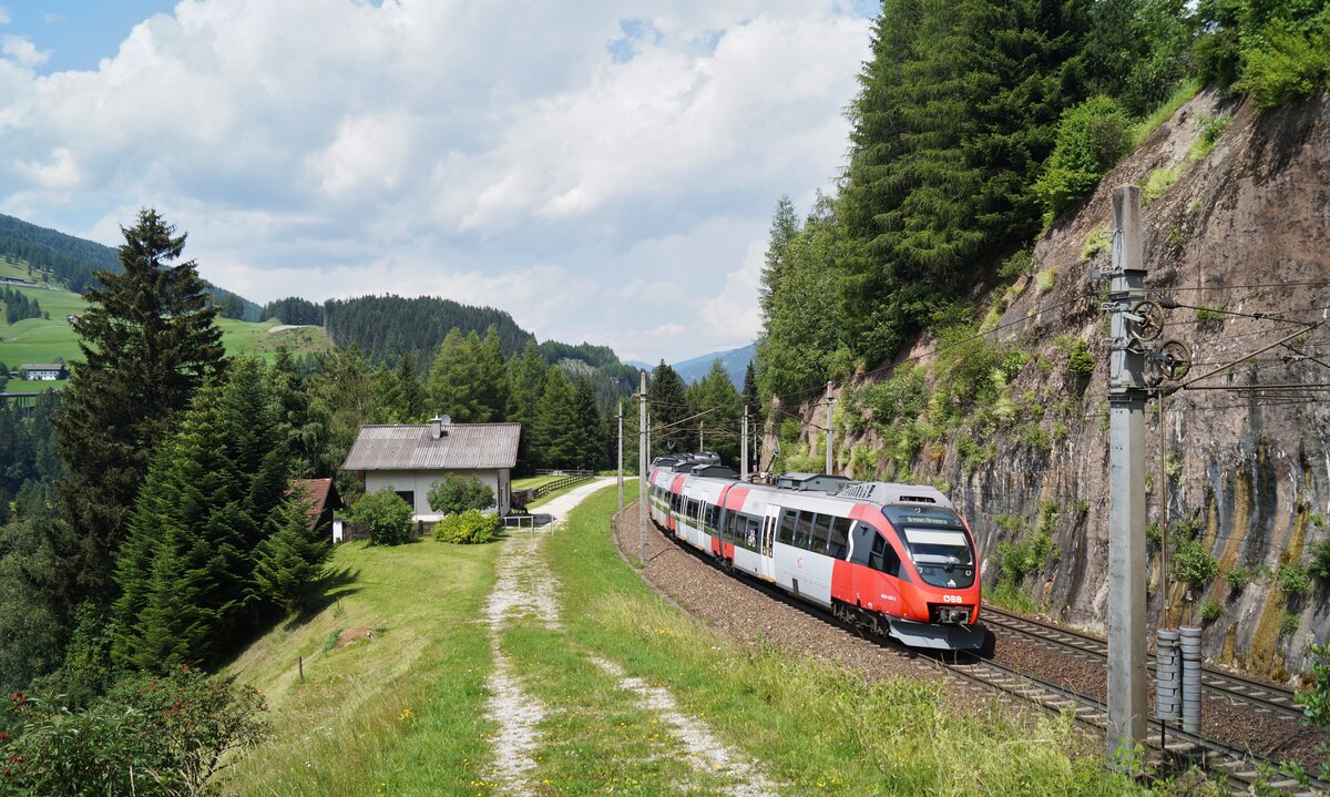 Freitags ist die S-Bahn 5218 (Wörgl Hbf - Brennero/Brenner) ab Innsbruck Hbf meist sehr gut ausgelastet, da sie als wichtiger Pendlerzug von der Tiroler Landeshauptstadt ins Wipptal fungiert. Am 10. Juli 2020 waren die beiden Innsbrucker 4024.067 und 4024.080 für die Führung dieser Leistung zuständig, die bei Gries am Brenner aufgenommen werden konnte. Nächster Halt ist bereits der Endbahnhof Brennero/Brenner.