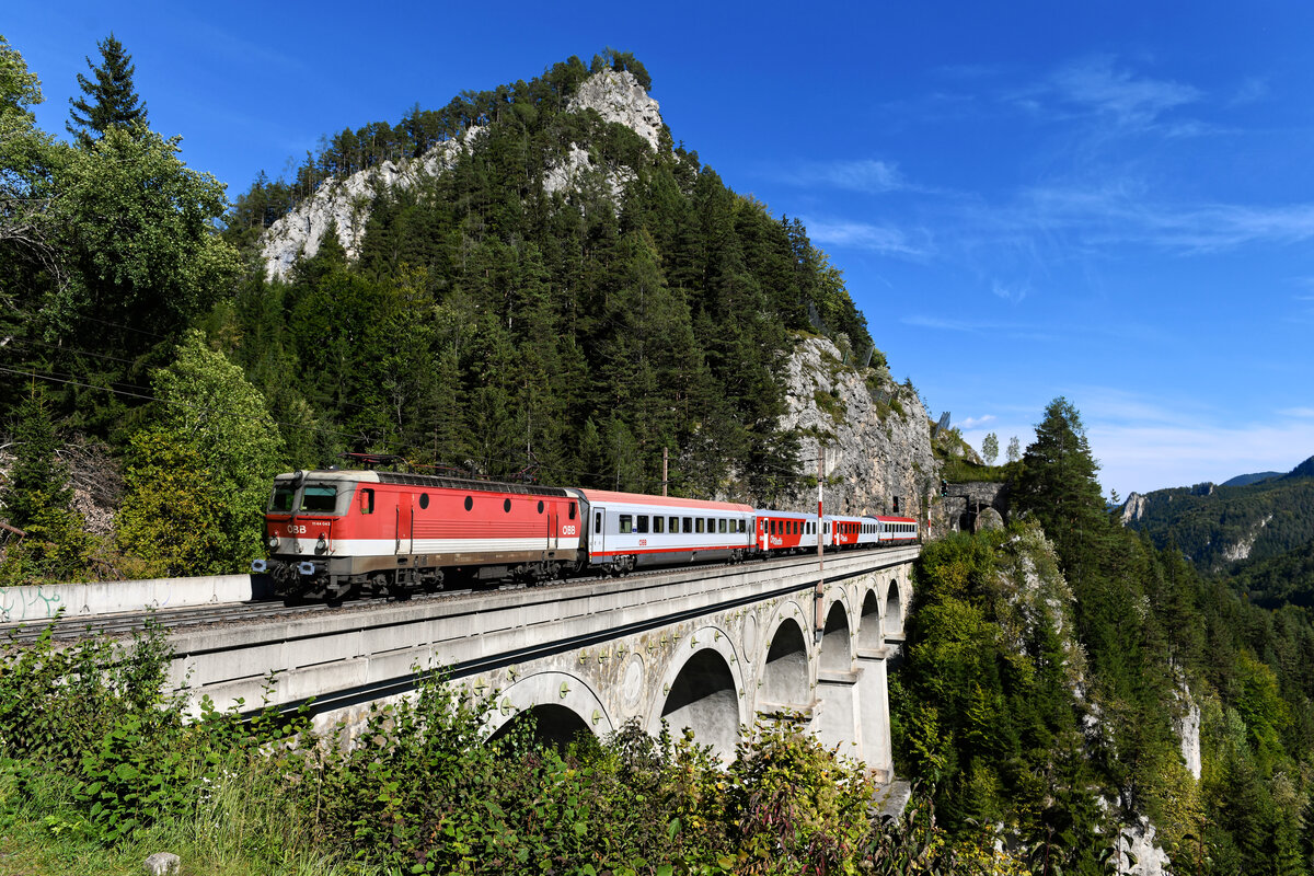 Freitags verkehrt ein IC 737 von Wien HBF nach Lienz in Osttirol. Am 24. September 2021 wies dieser Zug eine interessante Wagenreihung auf. Ein Bmpz70, ein Bmpz-l 2173.8 (ehemaliger 1. Klasse Inlandsreisezugwagen), ein normaler Bmpz-l und am Zugschluss ein Amz73. Es führte die 1144.043. Eine perfekte Vorlage für die Umsetzung auf der Modelleisenbahn. Und für die fotografische Umsetzung auf dem Krauseklause-Viadukt bei Breitenstein wies der kurze Schnellzug darüber hinaus die ideale  Länge auf. 