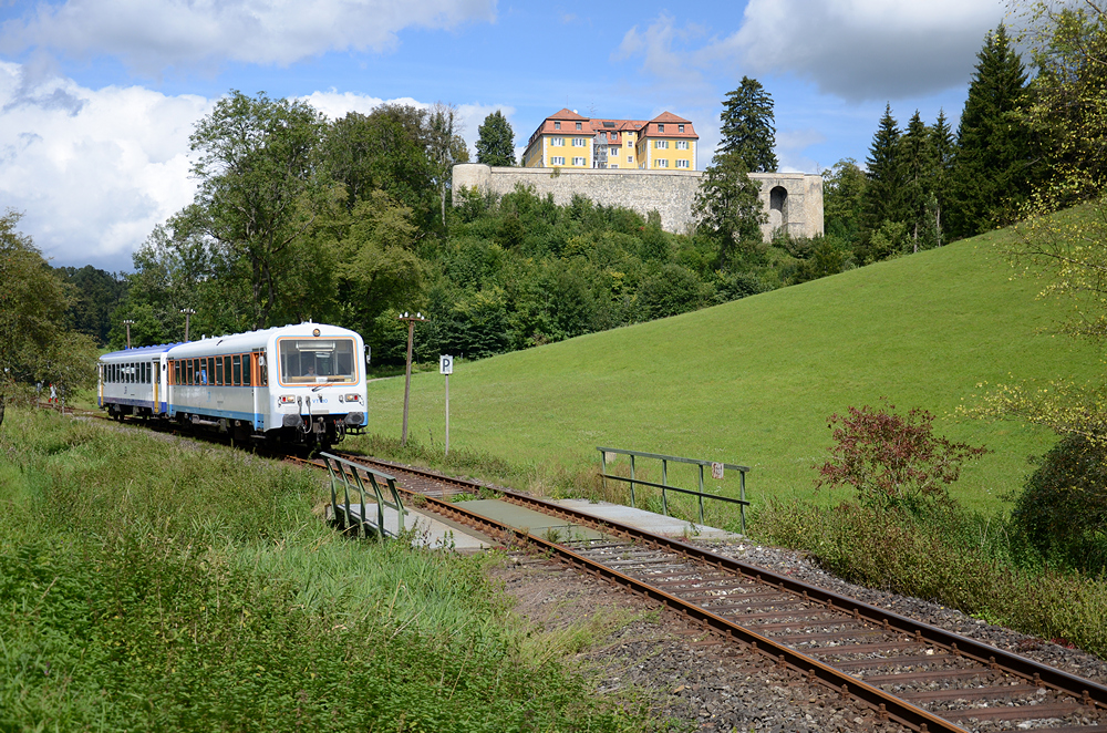 Freizeitverkehr auf der Schwäbischen Alb - die Radwandershuttle der SAB am 24. August 2014:

Unterhalb der Gedenkstätte Grafeneck fahren VT 410 und VS 220 als RB 22184 nach Kleinengstingen.

