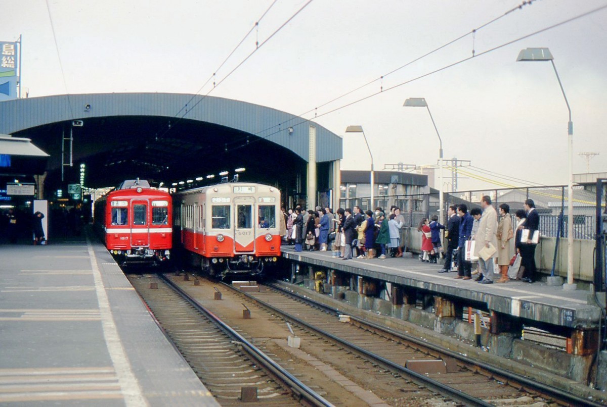 Fremde Züge auf der Keikyû-Linie: Schon lange gelangen Züge der Städtischen U-Bahn Tokyo (Asakusa-Linie) auf die Strecken des Keikyû-Konzerns. Im Bild vom 15.Februar 1980 stehen im Keikyû-Bahnhof Shinagawa links ein alter Keikyû-Zug (Nr.1017) und rechts Zug 5017 der Städtischen U-Bahn Tokyo nebeneinander. Der U-Bahnzug gehört zu der ab 1960 gebauten Serie 5000, die bis 1995 ausgemustert wurde. 