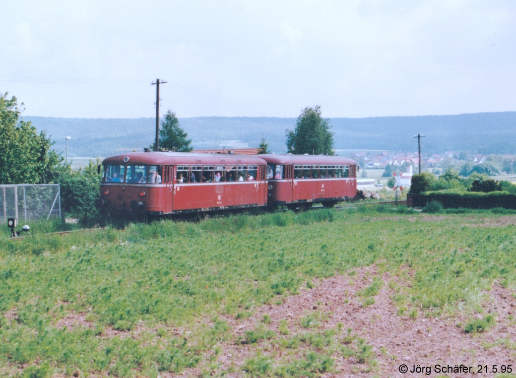 Frensdorf war am Aktionstag  Mobil ohne Auto  zwar Endstation - der Schienenbus fuhr aber dennoch nach Osten weiter, weil man nicht aus beiden Bahnhofsgleisen nach Ebrach und Schlüsselfeld fahren konnte. (Blick nach Nordosten am 21.5.95)