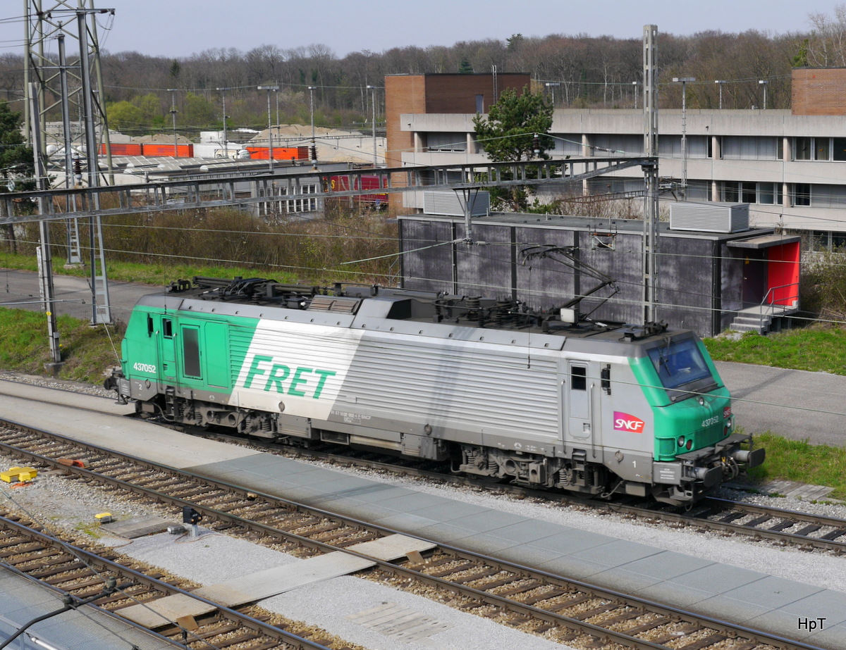 FRET / SNCF - Lok 737052 im Rangierbahnhof in Muttenz am 26.03.2017